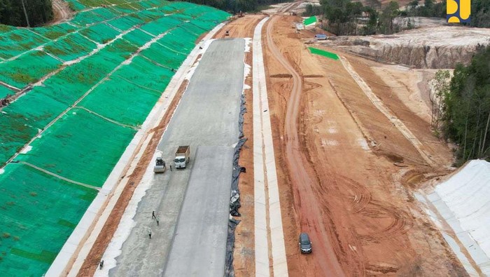 Jalan Tol IKN tengah dibangun. Begini penampakannya.