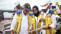 Menteri Pekerjaan Umum dan Perumahan Rakyat (PUPR) Basuki Hadimuljono meninjau jaringan jalan menuju Ibu Kota Nusantara (IKN) pada Kamis (18/1/2024).