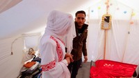 Serangan Israel membuat mereka jadi pengungsi, mereka pun terpaksa melangsungkan pernikahan di pengungsian.  