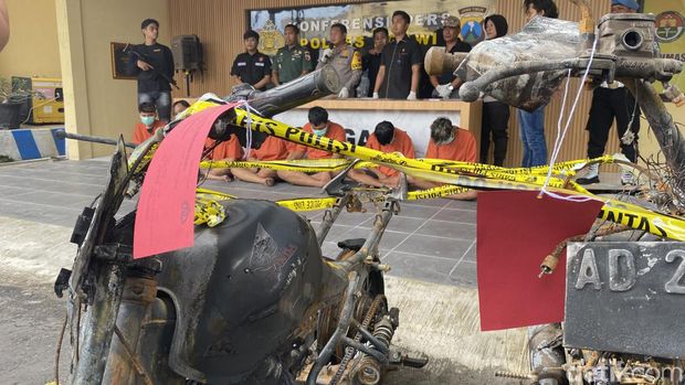pesilat ngawi bakar motor