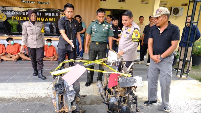 pesilat ngawi bakar motor