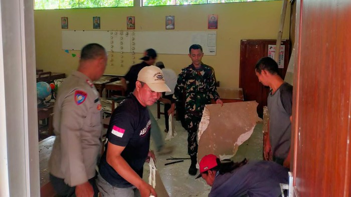 Petugas saat melakukan pembersihan reruntuhan plafon ruang kelas IV SDN Terban, Bambanglipuro, Bantul, Jumat (19/1/2024).