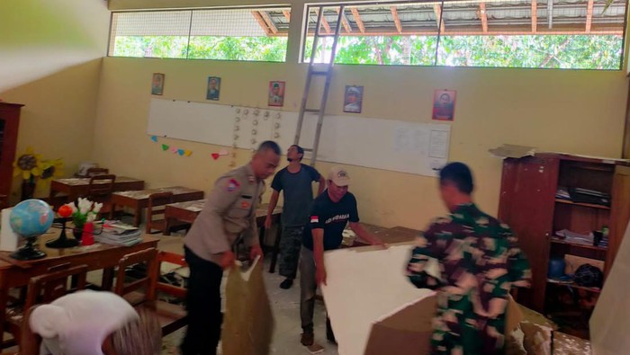 Petugas saat melakukan pembersihan reruntuhan plafon ruang kelas IV SDN Terban, Bambanglipuro, Bantul, Jumat (19/1/2024).