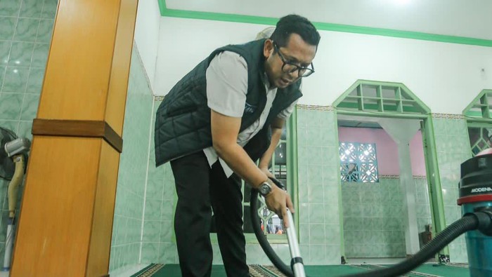 Pj Ali Kuncoro bersih-bersih tempat ibadah di program Jumat