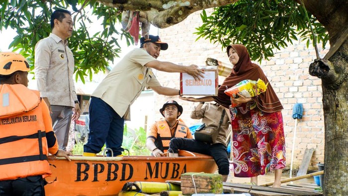 Pj Bupati Muba Apriyadi Mahmud memberikan bantuan kepada korban banjir di Desa Lumatan, Kabupaten Sekayu, Muba, Jumat (19/1/2024).