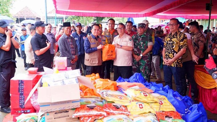 Pj Gubernur Sumsel, Agus Fatoni meninjau banjir di Muara Enim.