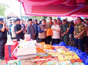 Pj Gubernur Sumsel Salurkan Bantuan Banjir di Muara Enim