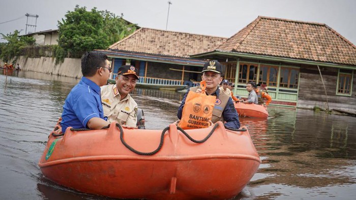 Pj Gubernur Sumsel bersama Pj Bupati Muba salurkan bantuan korban banjir.