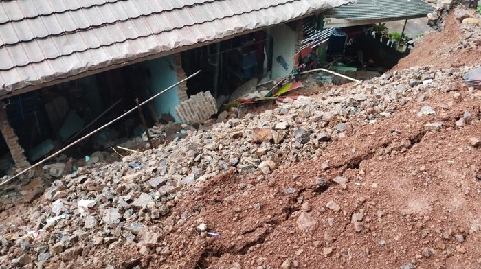 Pohon tumbang dan tanah longsor di Cilegon