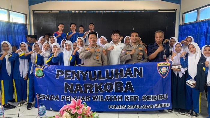 Polda metro Jaya menggelar program mengajar di sekolah-sekolah setara SMA di Jakarta