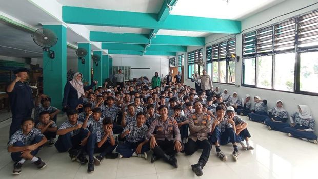 Polda metro Jaya menggelar program mengajar di sekolah-sekolah setara SMA di Jakarta