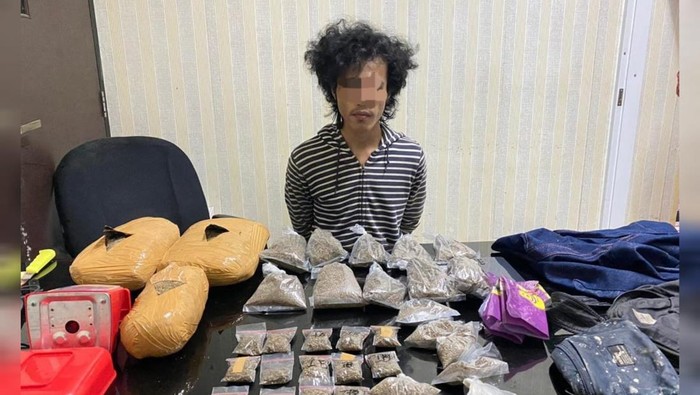 Polisi amankan Aceng karena simpan ganja 3 kg di rumahnya.