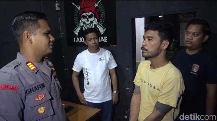 Polisi menangkap MR (baju kuning), pelaku yang menggadaikan motor milik keluarganya untuk bermain judi online di Makassar, Sulsel.