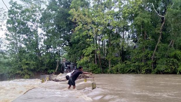 Potret jembatan akses keluar masuk Kedungwanglu tertutup luapan sungai. Foto diunggah Jumat (19/1/2024).