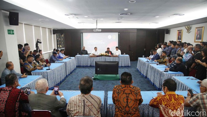 Prabowo Bertemu Pengurus PGI Prabowo Subianto bertemu pengurus Persekutuan Gereja Indonesia. Prabowo tampak didampingi Maruarar Sirait.