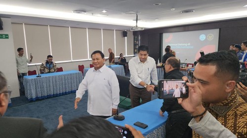 Capres nomor urut 2 Prabowo Subianto menggadiri acara diskusi Persekutuan Gereja-Gereja Indonesia (PGI), di Salemba, Jakarta, Jumat (19/1/2024). Prabowo didampingi oleh mantan politikus PDIP Maruarar Sirait.