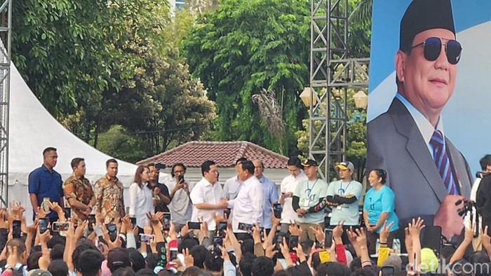 Prabowo Subianto menghadiri acara Komunitas Ojol Penggemar Erick Thohir (Ojol ET) ditemani oleh Menteri BUMN Erick Thohir. (Adrial/detikcom)