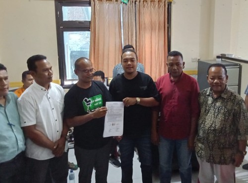 Proses damai antara Bayu dan Rektor UMB, Ridwan, di ruang Pidum Sat Reskrim Polres Bima Kota, NTB, Jumat (19/1/2024). (Dok. Pidum Sat Reskrim Polres Bima Kota).