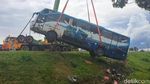 Proses Evakuasi Bus Rombongan SMAN 1 Sidoarjo yang Kecelakaan di Tol Ngawi