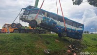 Dalam proses evakuasi bus rombongan SMAN 1 Sidoarjo yang mengalami kecelakaan di Tol Ngawi melibatkan alat berat yang didatangkan dari Solo.