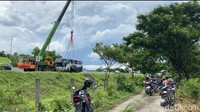 Warga sekitar menyaksikan proses evakuasi bus yang mengalami kecelakaan di Tol Ngawi KM 577 A Solo-Surabaya.
