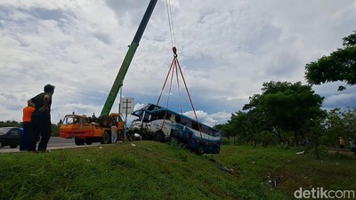 Proses Evakuasi Bus Rombongan SMAN 1 Sidoarjo yang Kecelakaan di Tol Ngawi