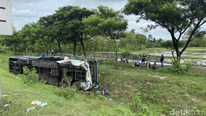 Proses evakuasi bus rombongan SMAN 1 Sidoarjo Proses evakuasi bus rombongan SMAN 1 Sidoarjo
