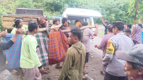 Proses evakuasi petani yang tewas tersetrum listrik jebakan hama babi di ladang jagung di So Sori, Desa Parado Wane, Kecamatan Parado, Kabupaten Bima, NTB, Jumat (19/1/2024). (Foto: Istimewa)