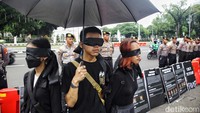 Peringatan 17 tahun Aksi Kamisan tersebut diisi berbagai orasi, aksi teatrikal, grafiti, dan refleksi.
