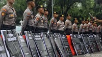 Aksi ini mendapat penjagaan dari aparat kepolisian.