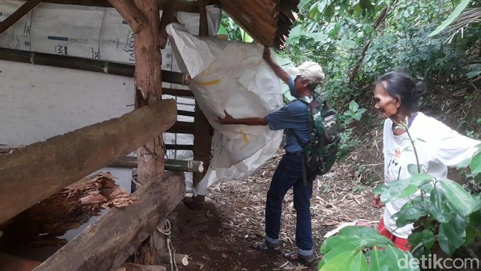 Nenek Desti di bekas kandang sapi tempat merawat anaknya yang ODGJ di Brebes, Jumat (19/1/2024).