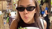 Ini momen Becca di sebuah tempat makan. Menu yang dinikmati olehnya adalah sourdough dengan topping salmon dan selada. Foto: Instagram @rklopperr