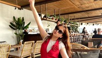 Liburan ke Bali juga pernah dilakukan oleh Rebecca beberapa bulan lalu. Ia mengunjungi sebuah restoran dan tampak bersantai. Foto: Instagram @rklopperr