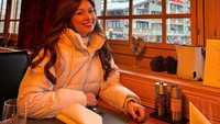 Saat berada di Swiss, Becca juga sempat berfoto di restoran. Restorannya tampak mewah dengan suasana yang hangat. Foto: Instagram @rklopperr