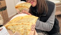 Belum lama ini juga Rebecca tampak menghabiskan liburan ke sejumlah negara di Eropa. Ia mengunggah momen kulinernya saat di Barcelona. Foto: Instagram @rklopperr