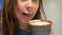 Rebecca juga sempat ngopi cantik di Harlan + Holden. Ia menikmati menu Butterscotch Latte yang sempat viral. Foto: Instagram @rklopperr