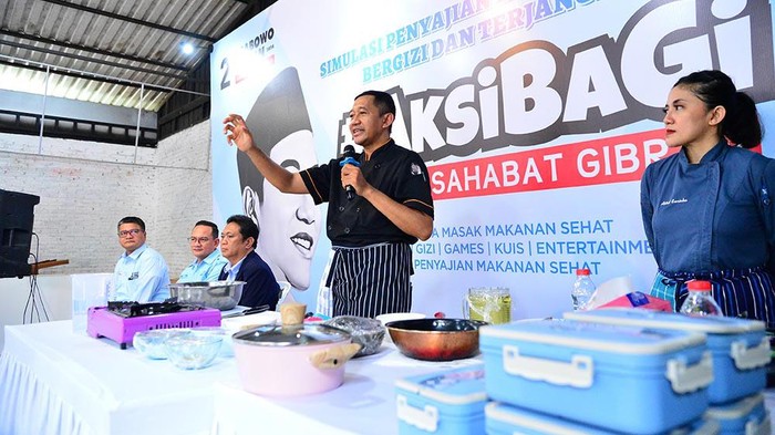 Relawan Aksi Sahabat Gibran Simulasikan Penyajian Makanan Sehat Relawan yang tergabung dalam Aksi Sahabat Gibran (AksiBaGi) menggelar simulasi penyajian makanan sehat, bergizi, dan terjangkau di Kendal, Jawa Tengah.