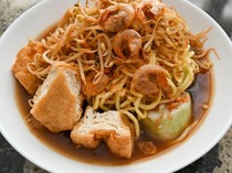 Resep Lontong Mie Berbumbu Petis yang Pedas Manis