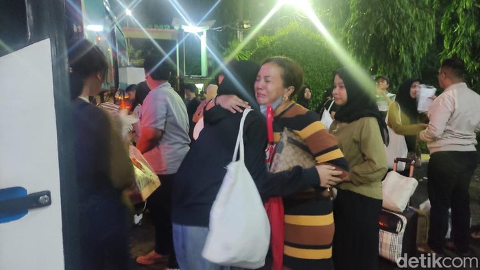 Rombongan Bus SMAN 1 Sidoarjo Tiba di Sekolah Disambut Isak Tangis Keluarga