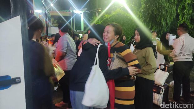 Rombongan Bus SMAN 1 Sidoarjo Tiba di Sekolah Disambut Isak Tangis Keluarga