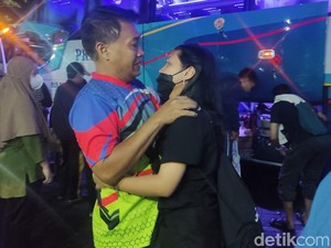 Rombongan Bus SMAN 1 Sidoarjo Tiba di Sekolah Disambut Isak Tangis Keluarga