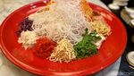 Sambut Tahun Naga Kayu, Restoran Ini Sediakan Salmon Yu Sheng
