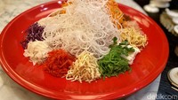 Salah satunya salmon yu sheng yang dinikmati dengan tradisi Lo Hei. Tradisi ini melambangkan kemakmuran dan keberkahan. Foto: detikcom