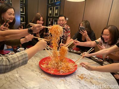 Sambut Tahun Naga Kayu, Restoran Ini Sediakan Salmon Yu Sheng