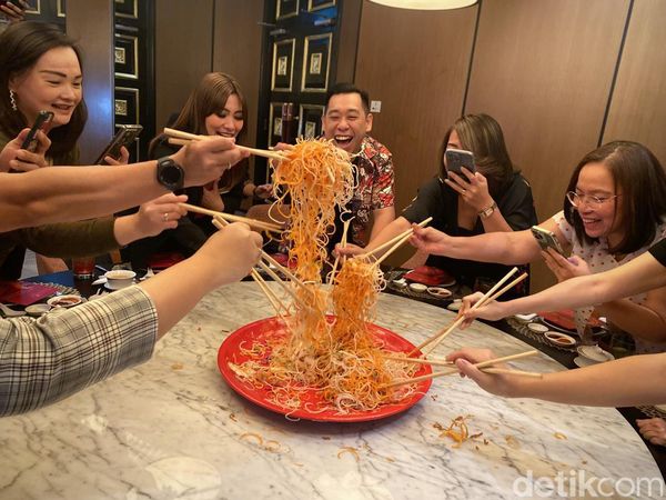 Sambut Tahun Naga Kayu, Restoran Ini Sediakan Salmon Yu Sheng