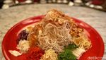 Sambut Tahun Naga Kayu, Restoran Ini Sediakan Salmon Yu Sheng