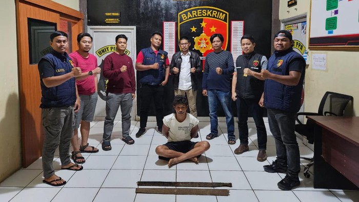 Samsuri pencuri kambing saat diamankan polisi.