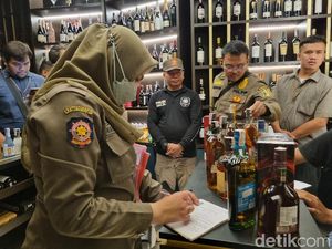 Satpol PP Surabaya Sita 40 Botol Miras dari 3 Toko yang Langgar Aturan Jual