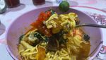Seuhah! Seblak Mama Zafran yang Mlekoh Bumbunya di Cakung