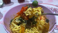 Level pedas 2 menurut kami cukup pedas, tapi masih bisa dinikmati. Pedasnya juga terasa nampol buat kami yang tak begitu kuat pedas. Topping atau isian yang kami pilih juga berpadu nikmat dengan bumbunya. Foto: detikFood/Yenny Mustika Sari
